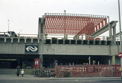 801691 Gezicht op de in aanbouw zijnde hal voor het nieuwe N.S.-station Utrecht C.S. (Centraal Station) aan het ...